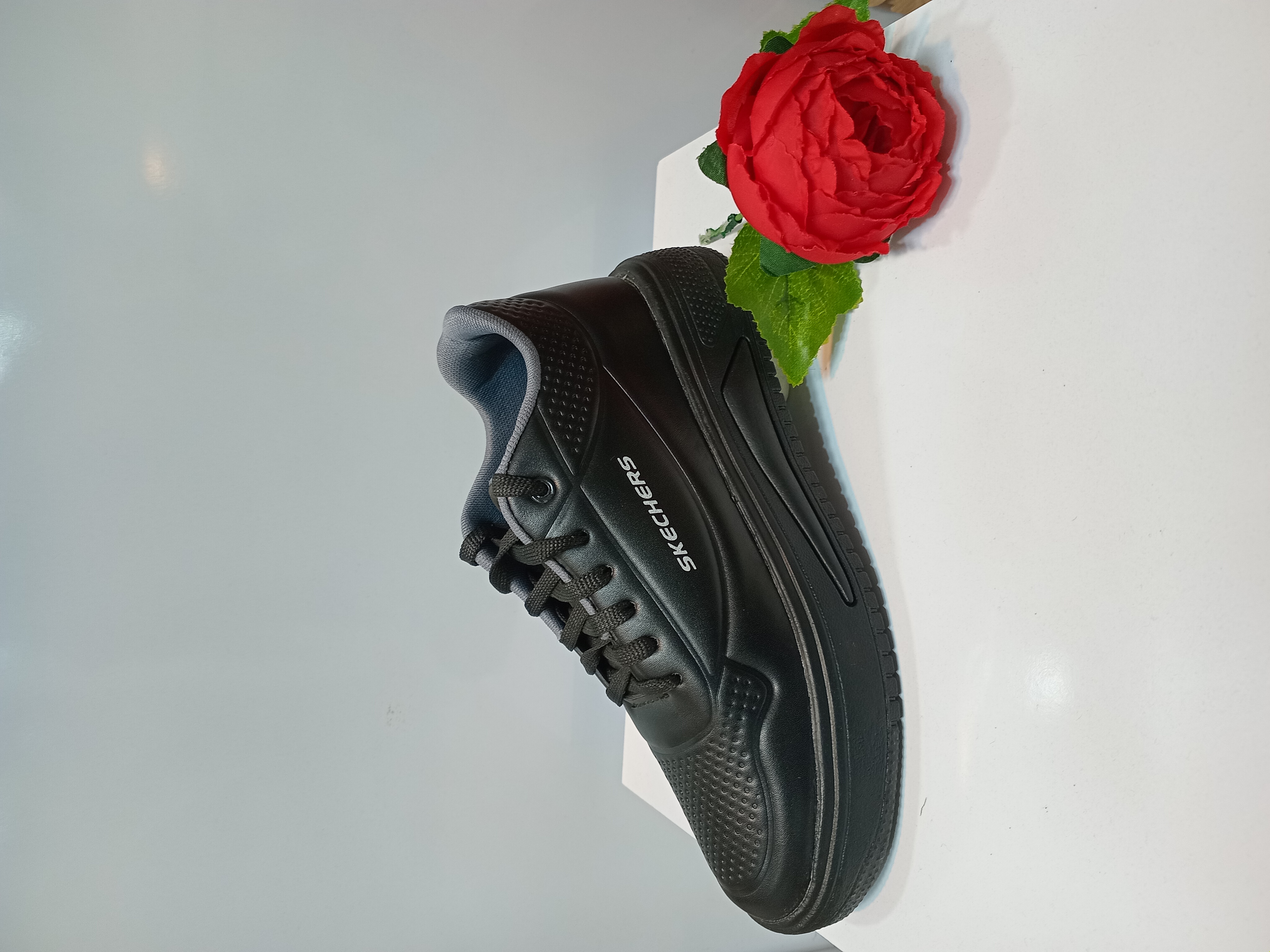 کفش کتانی ساده اسکیچرز زنانه- کفش کتانی روزمره پرفروش skechers